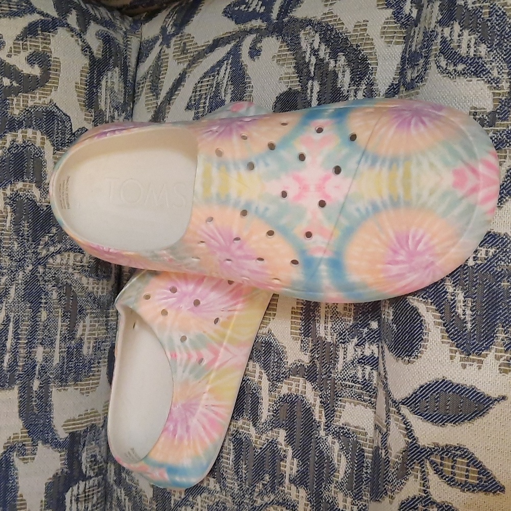 Toms - Picture 2 of 3
